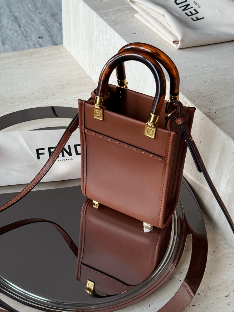 225 boxes
size：13*18cm
Exquisite small bag
FENDI Super Hot F Home
sunshine mini tote~
A small and exquisite bag
Classic retro style, fashionable and durable!