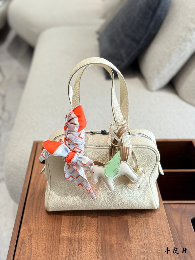 p400
Hermes Victoria 25cm
Tote capacity is too directional, practicality is the king. Reflections on using bags at 30
It still needs to be a tote bag with a strong sense of use
Whether it's a mother or a white-collar worker, Bai
The usage rate of lar...