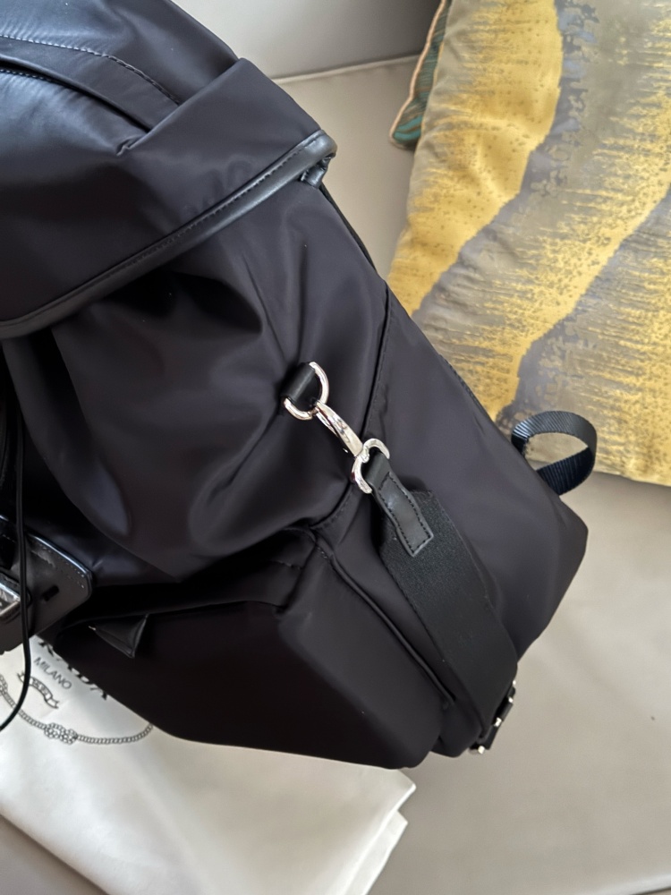 270 without box
size：37*46cm
Prada Nylon Backpack
24-hour fashion show!
Can be carried on both shoulders or one shoulder!
The simple layout and large storage space make it easy to accommodate laptop files, and the details are perfect
