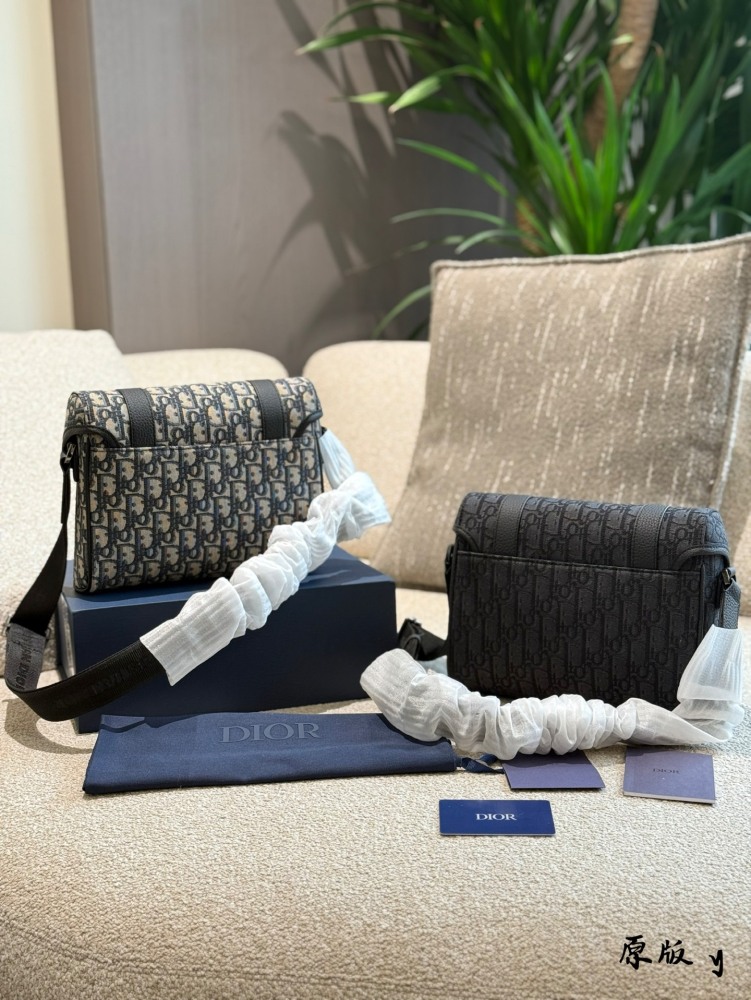 p280
Caught by Dior's new bag!  Who can withstand this
Family members, who knows?  Dior's new bag is simply insane!   
Classic elements, retro yet fashionable, every glance is heart wrenching. The collision of black and beige tones is simple yet soph...