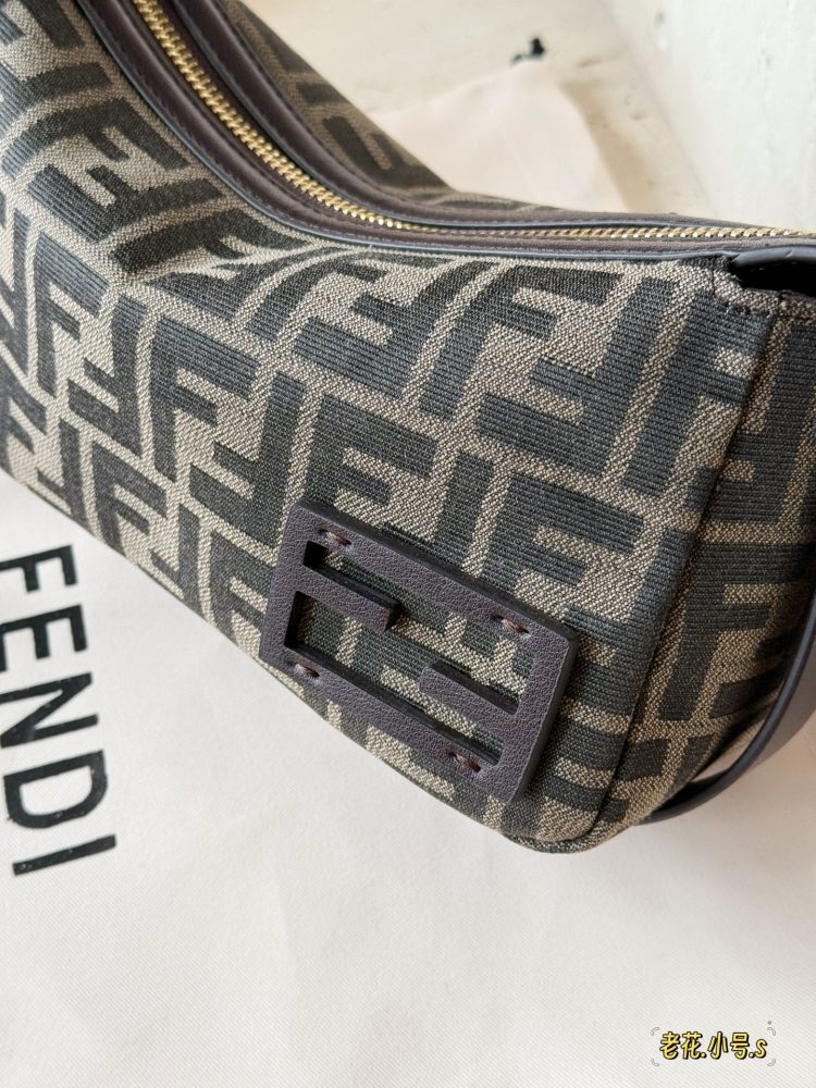235 box
Size: 22 * 12cm (small)
F Home Fendi's Latest Show Style Old Flower Underarm Bag
Simply give a sense of sophistication
Comes with a sophisticated sense of relaxation!
Be adaptable, that's really cool!