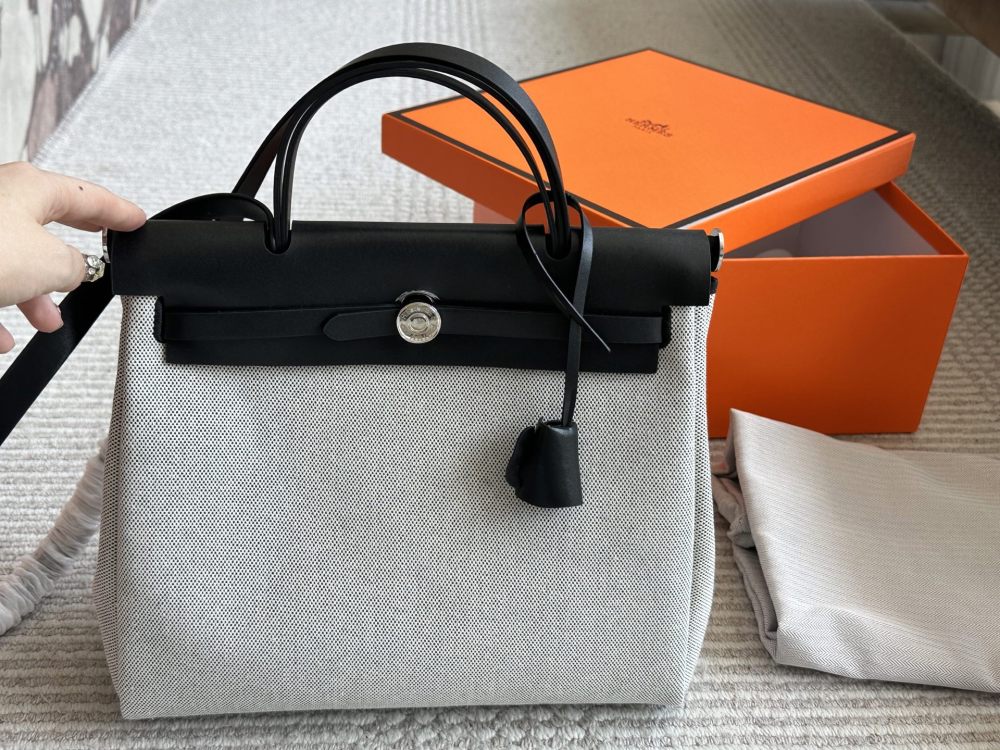 290 boxes
size：31*26cm
Hermes handbag
Canvas shopping bag ?
A bag that is easy to pack in physical form
Recently, I have been carrying my back while traveling
There is texture! Super advanced!
Its capacity is very friendly ..