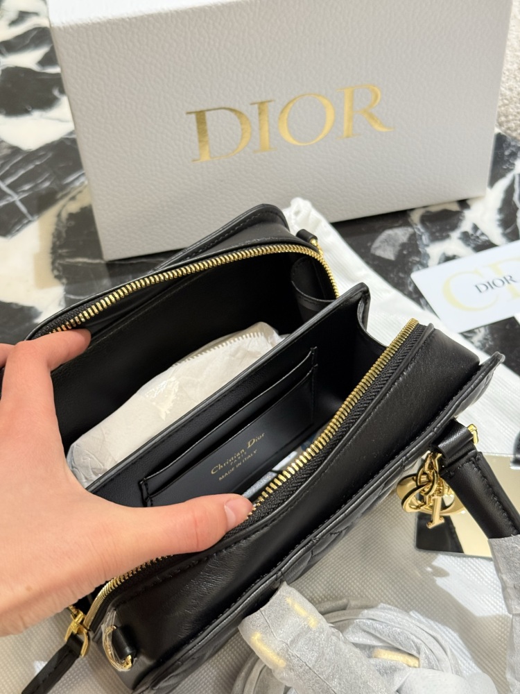 p340
DIOR sheepskin mini small square bag doctor bag
This Montaigne 30 series mini doctor bag is a new winter 2024 product, sewn with triangular lining, presenting a crisp design, fashionable and modern without losing practical functions. Crafted wit...