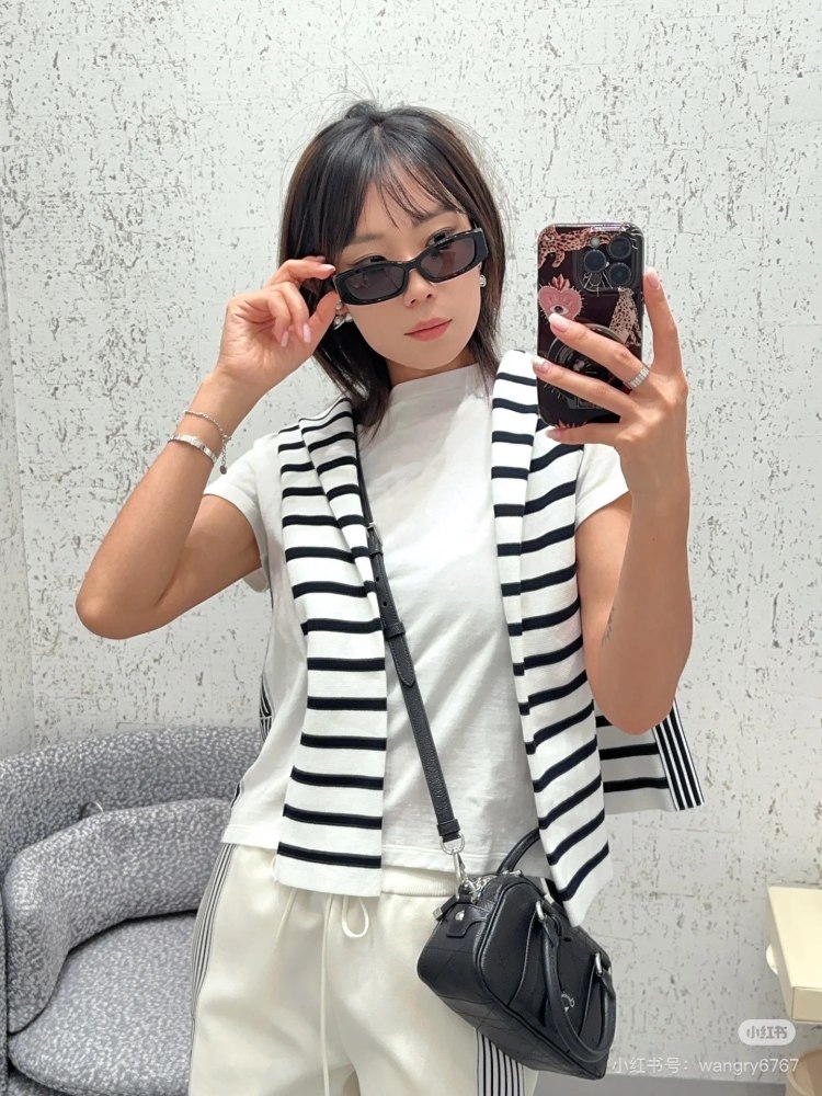 what?  ??? Dior actually released such a cute little bag
Super obedient backpack and hand-held crossbody bag
Decorate delicate girls