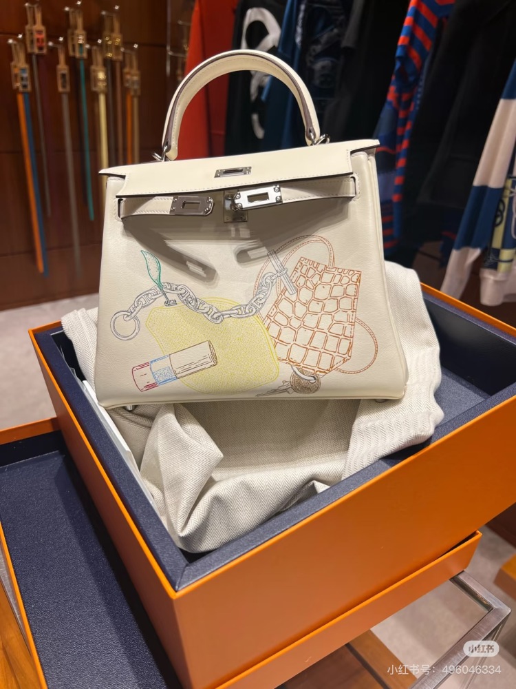 Limited edition painted bag
Hermes Kelly 25 in and out limited edition painted cream silver buckle swift leather