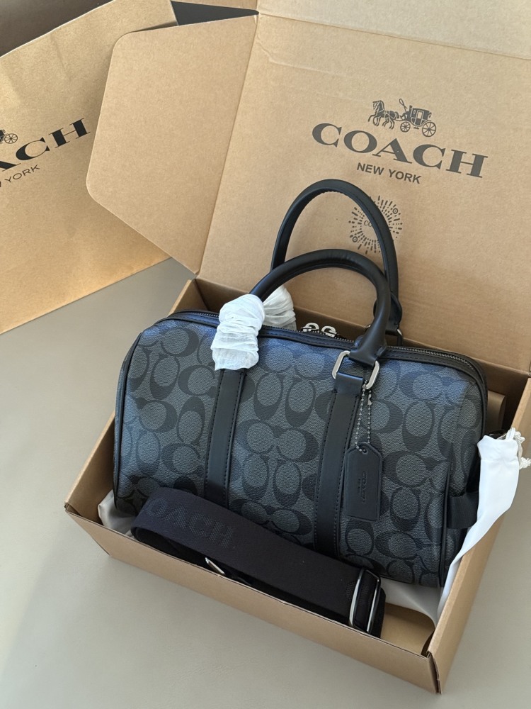 265 box
size：28*17cm
COACH | Falling in Love with a Male Boston | Venture Premium Grey
What are you still worried about getting for 520?
Advanced graphite gray exudes a sense of sophistication
C's classic, fashionable and atmospheric pillow bag
A v...