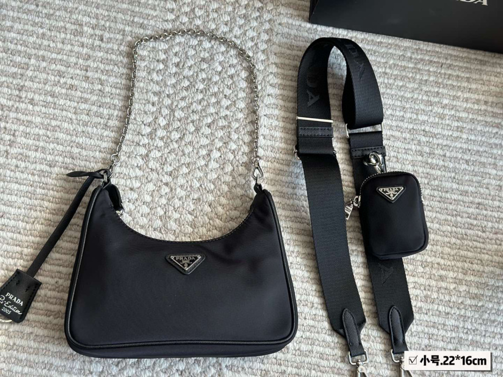 p195p205p215
Top quality packaging
21cm small, 24cm medium, 28cm large (base length)
Prada Hobo Three in One!
?? Export orders to South Korea!
?? The quality is super good!!
A large dumpling like bag with a small bag, a wide shoulder strap an...