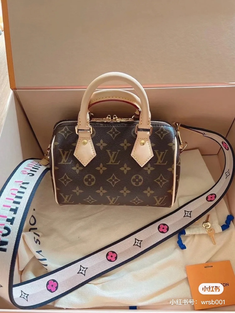 The soul of LV's new milk tea Speedy 20, M46222 bag is that strap!
Super beautiful milk tea color!  !
Versatile and gentle color scheme
Can be carried by hand/shoulder back/side back
The capacity of Speedy20 is self-evident!