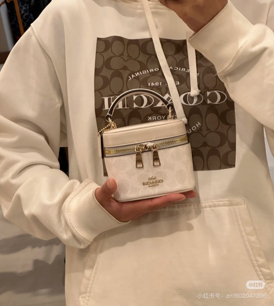 Chanel? Coach? The latest small square box bag is super charming and can hold foldable phones
Lipstick keys are very versatile
Small and exquisite, this is not a proper concave shaped artifact