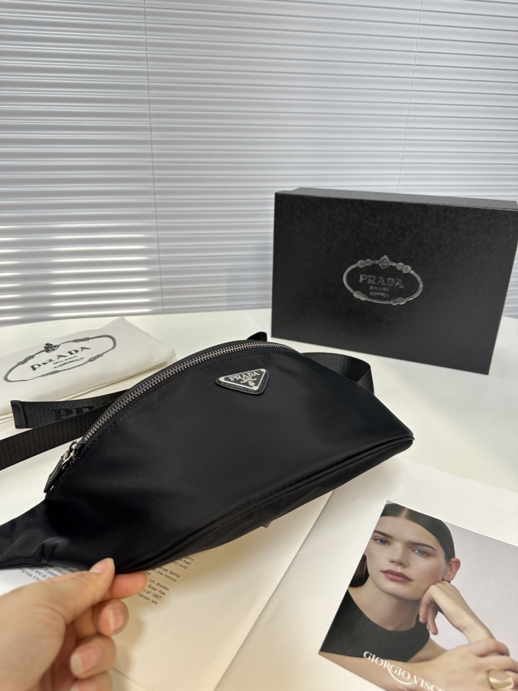 The latest Prada cross chest bag/waist pack! Model 2VH033 classic and versatile! Super textured and comfortable to the touch, with meticulous workmanship. Made of Taiwanese fabric, it is definitely a bag with a very high sex ratio, inheriting the cla...