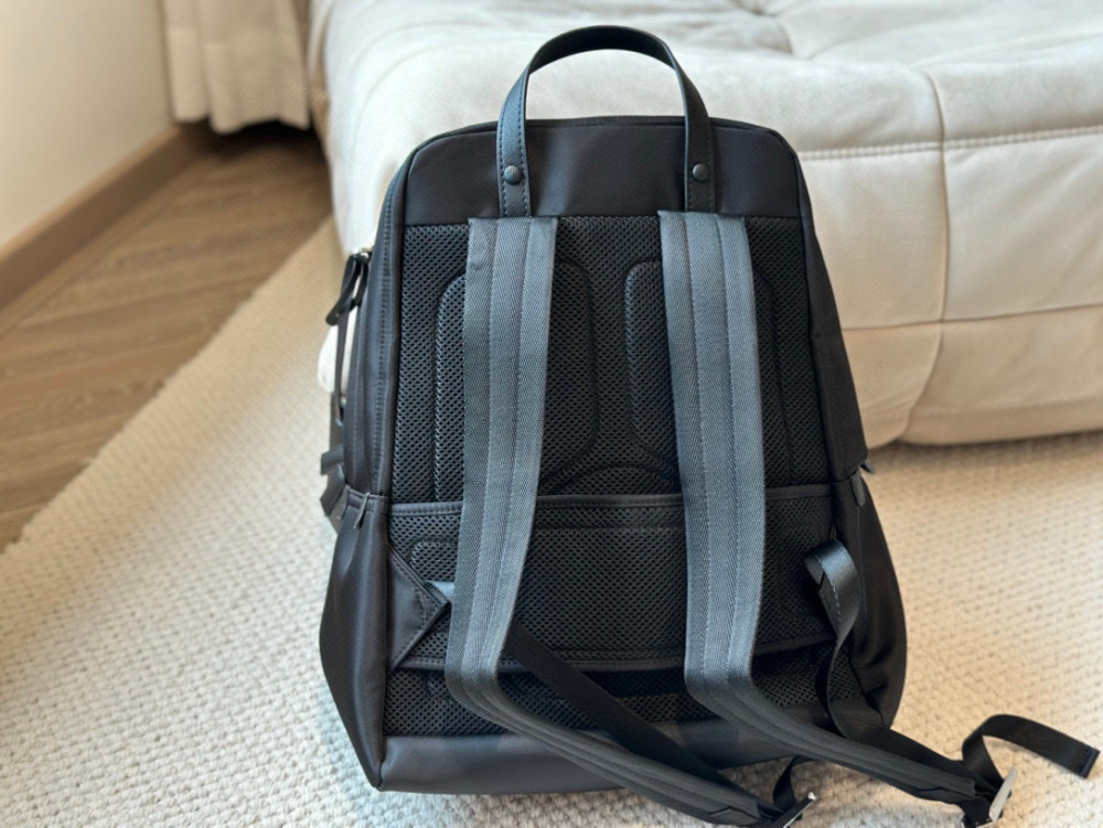 ￥260
PRADA large capacity men's backpack, made of classic nylon parachute material, lightweight and easy to maintain! The large capacity design allows you to travel without worrying about zipper compartments and computer compartments in your bag
The...