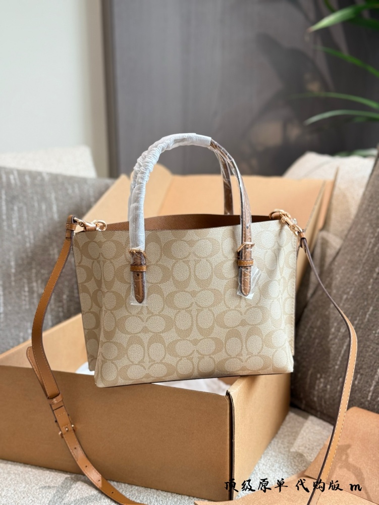 p270
Coach Classic Tote Mollie Tote 25
Classic Tote
Good match, timeless
Practical Capacity
Umbrellas and water bottles can be placed
Can be carried by hand or slung diagonally
You can also DIY shoulder strap airplane box packaging at will