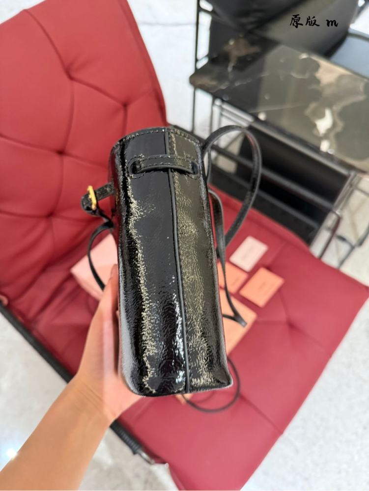 Oil wax cowhide
Miumiu recommends new small water bucket oil wax leather
The newly released oil wax leather material small water bucket this year feels too comfortable to touch, and the space capacity is very practical
Sisters who usually go out with...