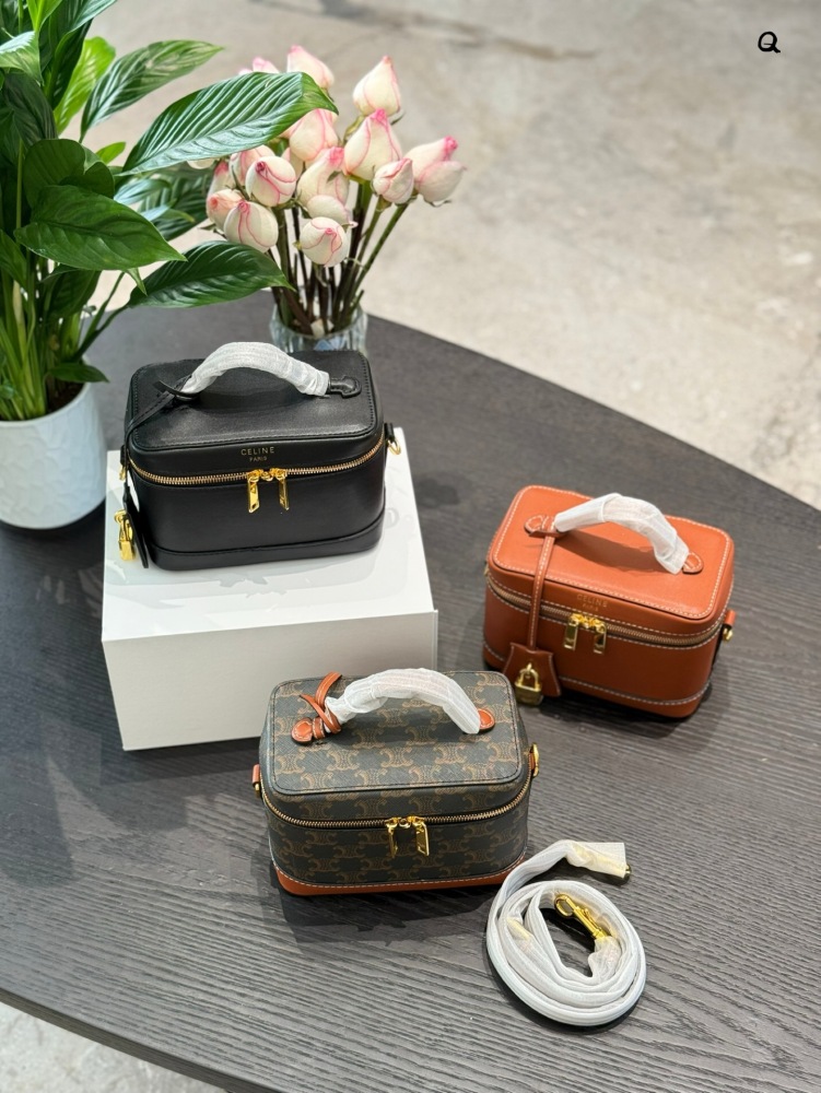 p215
CELINE VANITY Makeup Box Bag ●●●
This classic makeup bag is made from MAISON CELINE's makeup bag, and this season it has a new look in the handbag series. The size is well made, and the makeup bag is practical, versatile, and exquisite. Th...