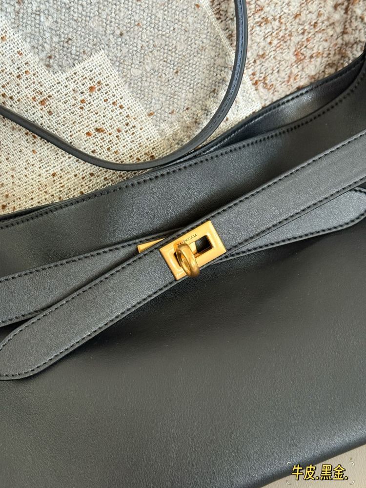 310 box cowhide
size：35*16.5cm
Balenciaga's new Belair armpit bag
Cool and relaxed armpit bag
The feeling of laziness on the upper body is immediately felt
I really like this convenient and cool super practical big bag!