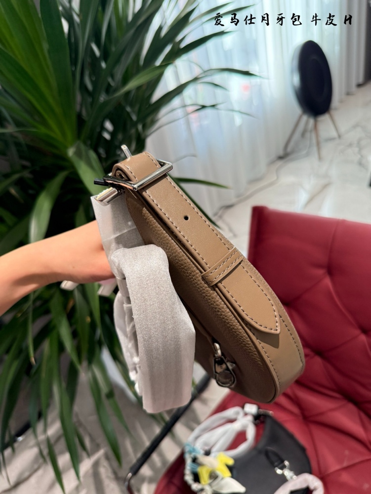 Hermes Moon Tooth Pack p305
Arcon back I can't come down from above
A package that does not require distribution
Capacity can
Can be worn on one shoulder, diagonally, or under the armpit
Even the price is cheaper than neighboring Grandma Xiang, what ...