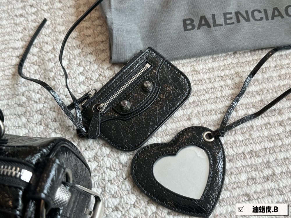 p295
The Parisian aristocratic duffle bag pillow bag is so cute!! A small and versatile artifact!! The newly released Cagole series by Balenciaga has taken a hard time with me, as shown in the picture
Dreaming back to the motorcycle era, even motorcy...
