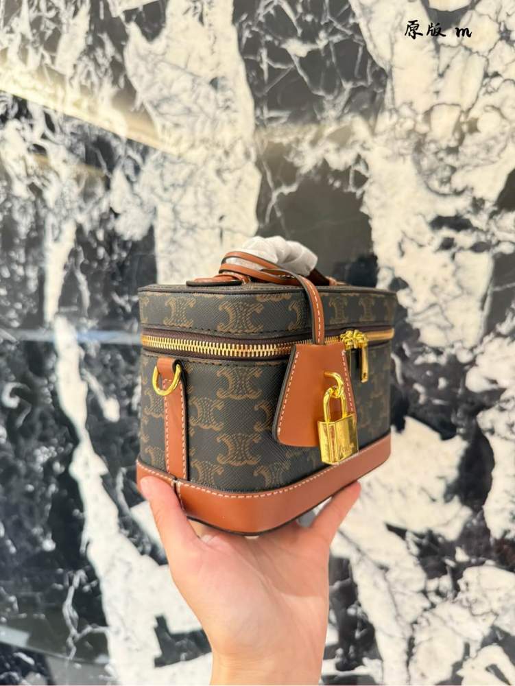 p240
CELINE VANITY Makeup Box Bag ●●●
This classic makeup bag is made from MAISON CELINE's makeup bag, and this season it has a new look in the handbag series. The size is well made, and the makeup bag is practical, versatile, and exquisite. Th...