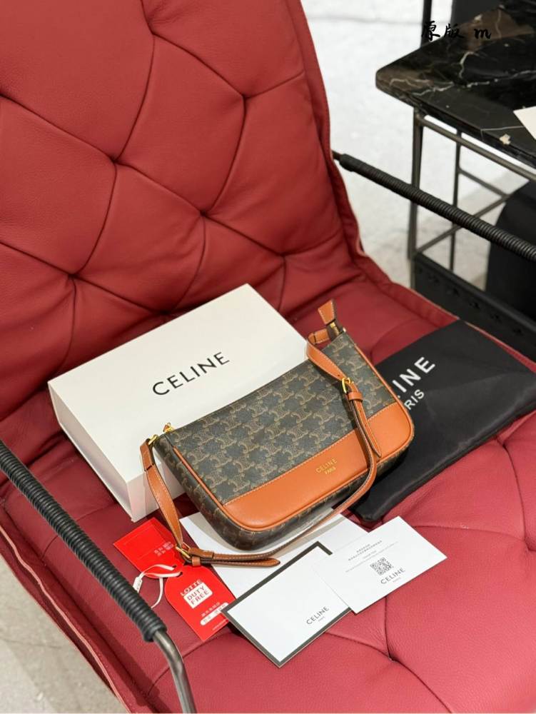 Celine Underarm Bag P205
Celine/Celine Mahjong Underarm Bag#
The bag is more retro and recognizable, and it is very fashionable to carry it by hand or clip it under the armpit!! Although not suitable for crossbody, the shoulder strap can also be adju...