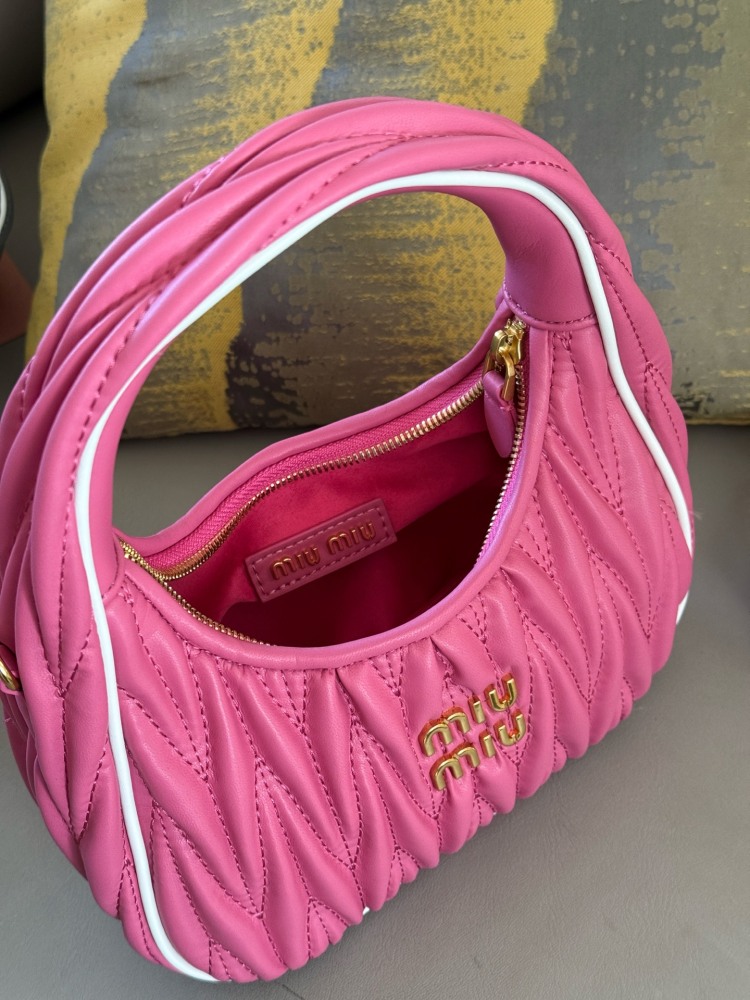 220 boxes
size：22*11cm
MiuMiu girl who can be cool and cute
Miumiu wander bag
Easy to match, can handle any style
The material is very soft
The capacity is also very good
Retro and playful hobo bag shape
It's a bag that I've been taking out almost ...