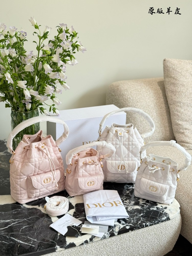 p310p330
The DIORCARO leather goods collection is named after the nickname "CARO" of Mr. Dior's sister, Caterina Dior
Crafted with carefully crafted materials such as sheepskin leather, adorned with oversized wicker patterned stitching and spacious d...