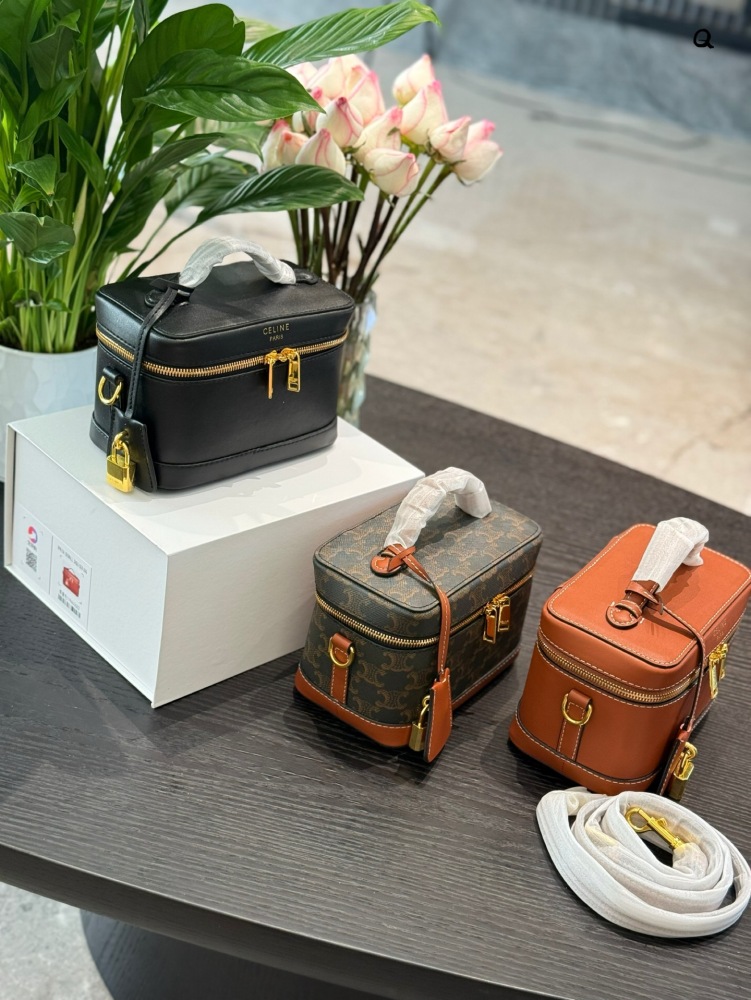 p215
CELINE VANITY Makeup Box Bag ●●●
This classic makeup bag is made from MAISON CELINE's makeup bag, and this season it has a new look in the handbag series. The size is well made, and the makeup bag is practical, versatile, and exquisite. Th...