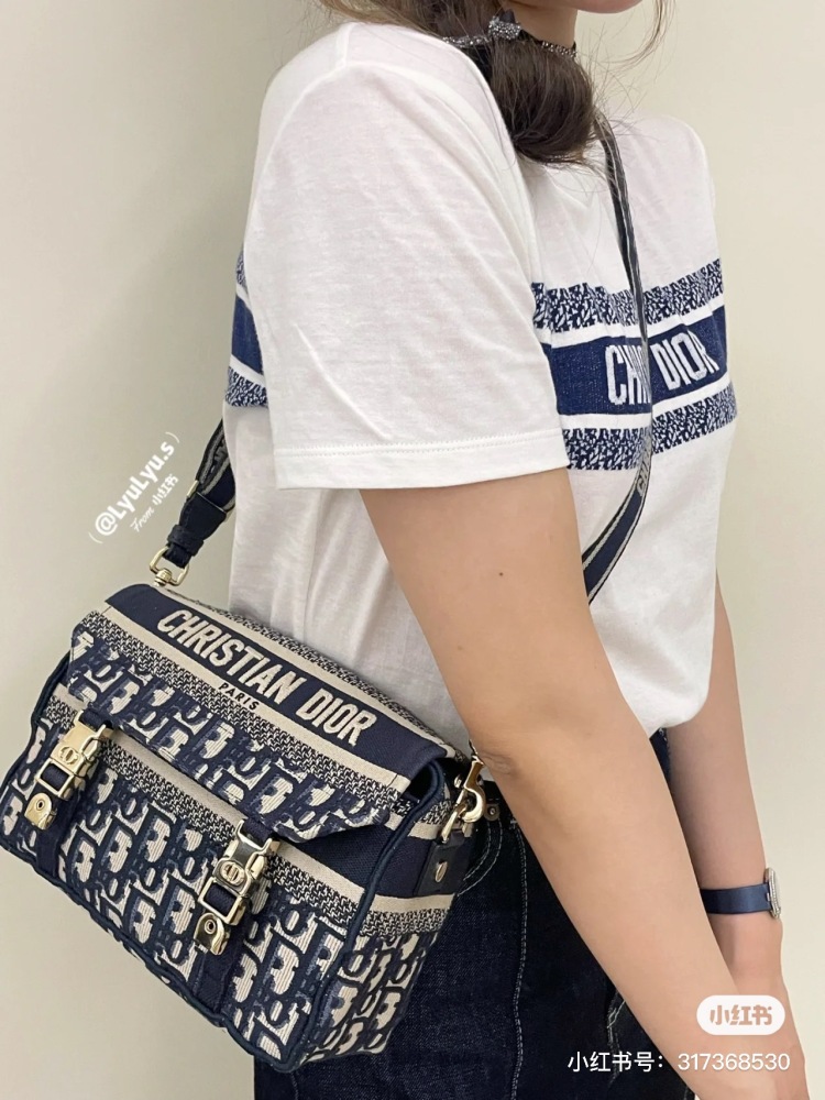 Dior Postman Bag,
Light weight, large capacity, can fit all daily needs
Oblique Jacquard Canvas Fabric is Versatile and Durable # Dior