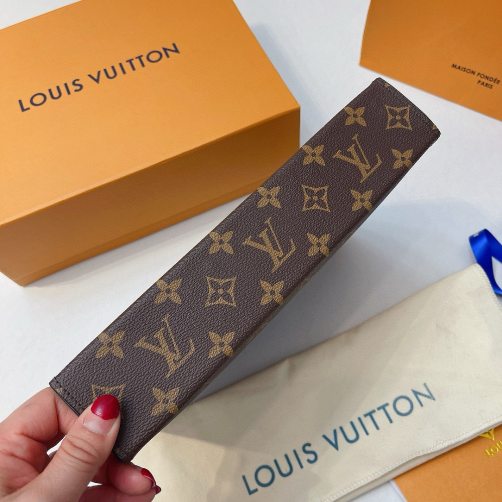 Lao Hua LV is known for its exquisite craftsmanship, with rare designs and special leather that combine technological innovation with classic style, highlighting the existence of the Louis Vuitton world. The internal design of the wallet is exquisite...