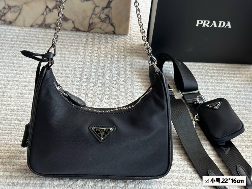 p195p205p215
Top quality packaging
21cm small, 24cm medium, 28cm large (base length)
Prada Hobo Three in One!
?? Export orders to South Korea!
?? The quality is super good!!
A large dumpling like bag with a small bag, a wide shoulder strap an...