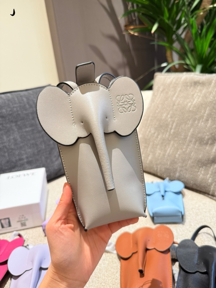 p200
Is Loewe's new elephant phone bag worth buying?
Super cute little elephant phone bag, made of calf leather, can be worn shoulder or crossbody, with adjustable shoulder straps. In addition to being cute, you can also install a mobile phone. The c...