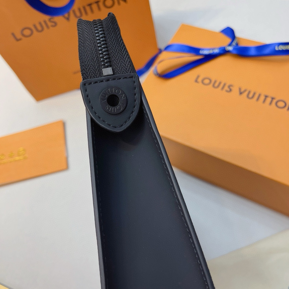 Lao Hua LV is known for its exquisite craftsmanship, with rare designs and special leather that combine technological innovation with classic style, highlighting the existence of the Louis Vuitton world. The internal design of the wallet is exquisite...
