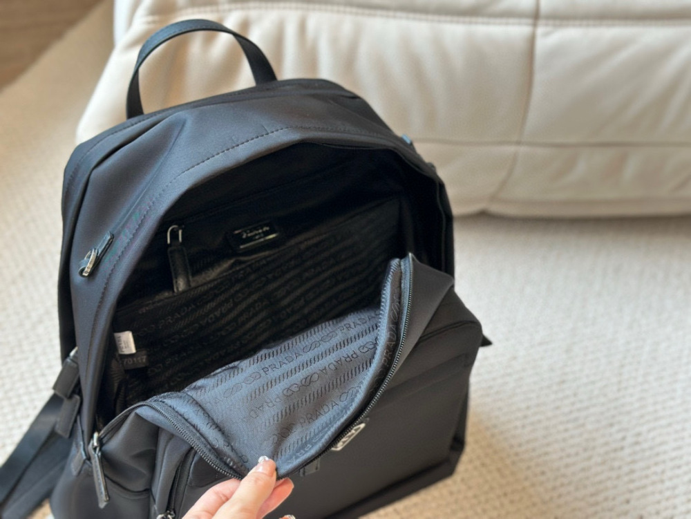 ￥260
PRADA large capacity men's backpack, made of classic nylon parachute material, lightweight and easy to maintain! The large capacity design allows you to travel without worrying about zipper compartments and computer compartments in your bag
The...