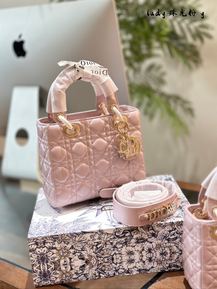 p245 p250
Dior Lady Pearl Powder | My Brightest Star in My Heart
Dior Princess Pearl Powder, this three grid configuration is equipped with thin metal chains that can be disassembled, exuding a delicate and delicate appearance. The super desired pear...