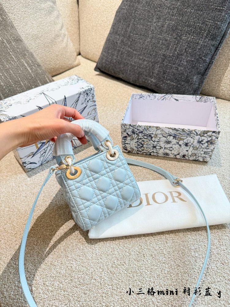 p210
Dior blues, breathtakingly beautiful!
This handbag highlights the minimalist aesthetic of the Lady Dior collection, embodying Dior's profound insight into elegance and beauty. The fashionable and elegant design is timeless, carefully crafted fro...