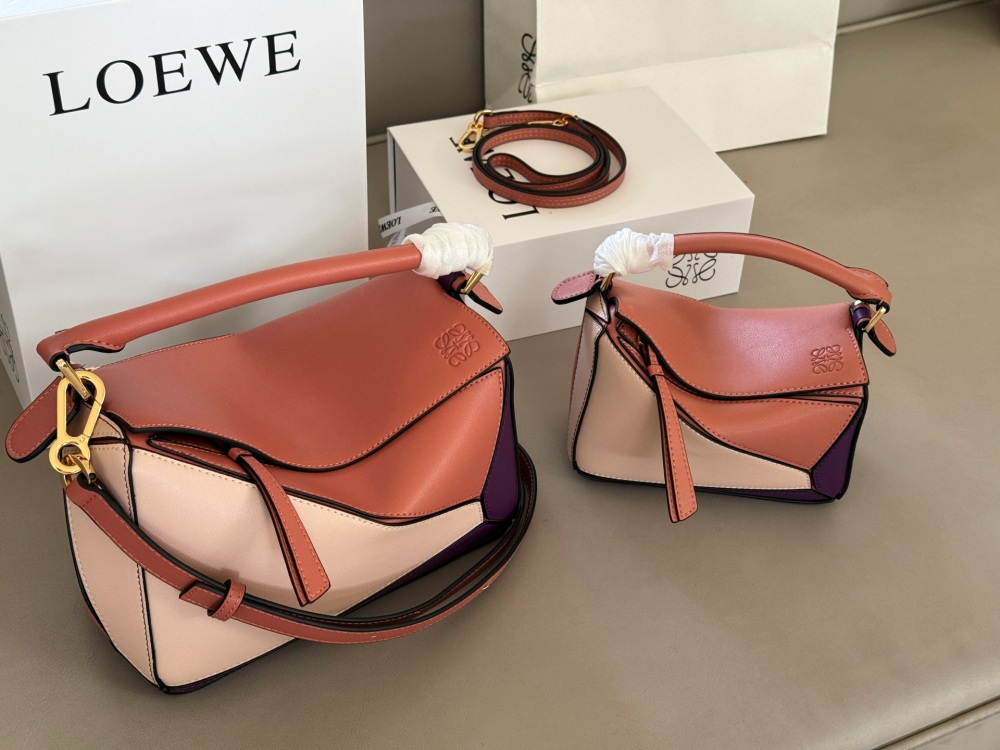 225 255 box
Size: 18 * 10cm (mini)
24 * 15cm (large size)
Loewe Geometry Package Puzzle
Truly cannot be missed,
?? Cowhide quality!
Completely hold on!
Puzzle cranberry color blocking
Even high-level ones have to overflow