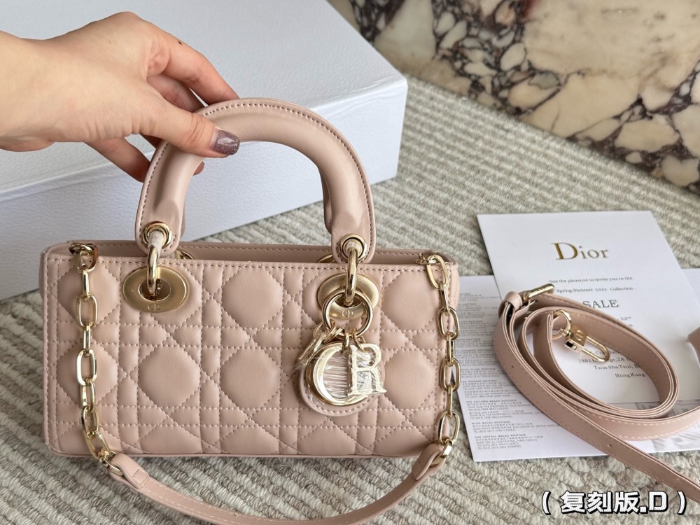 p255 
Dior lady's new long sheepskin powder full set packaging
Dior's all-new D-joy is making a strong comeback, with the rhythm of a big hit. The bag comes with two shoulder straps, multiple back styles, and a beautiful and stylish upper body. The c...