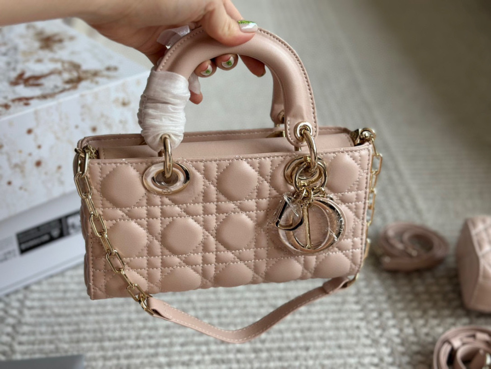 、
Dior lady's new long sheepskin powder full set packaging
Dior's all-new D-joy is making a strong comeback, with the rhythm of a big hit. The bag comes with two shoulder straps and multiple back styles, making the upper body both beautiful and sty...