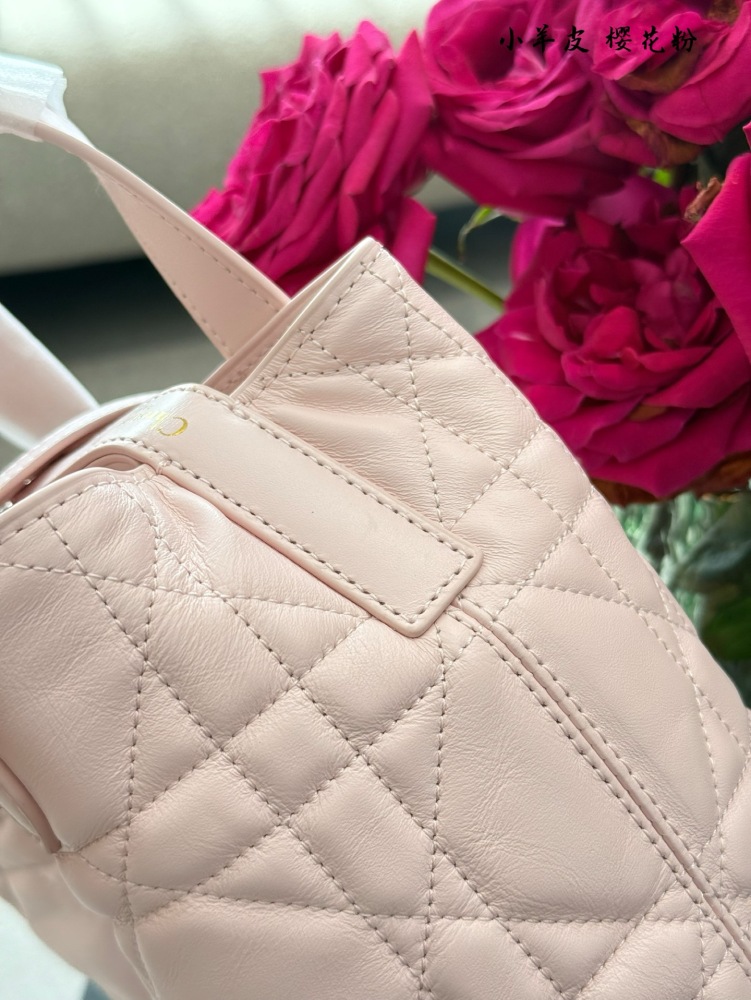 Dior indigenous bag pink p330
No joke, this will be the next hit!
I'm not joking! Zhi Xiu doesn't even joke with you
The hottest Toujours indigenous bag has actually grown taller and even has an extra shoulder strap. Its appearance has skyrocketed, i...