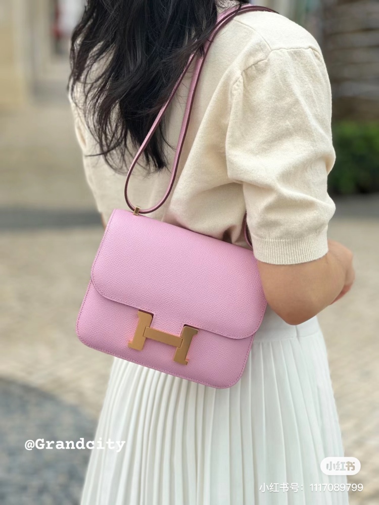 The second one: Kangkang 19constance 3Q cherry blossom powder is also a soft cherry blossom pink series
Paired with Hermes H large silver buckle
Highlighting the small and cute design of the bag
Similarly, the palm leather is really tender
Carrying t...