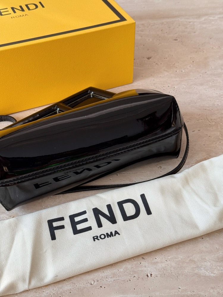 230 box
size：26*18cm
FENDI First handbag, how could a sweet summer be without it
You can hold it in your hand, cross it, or carry it on your back!