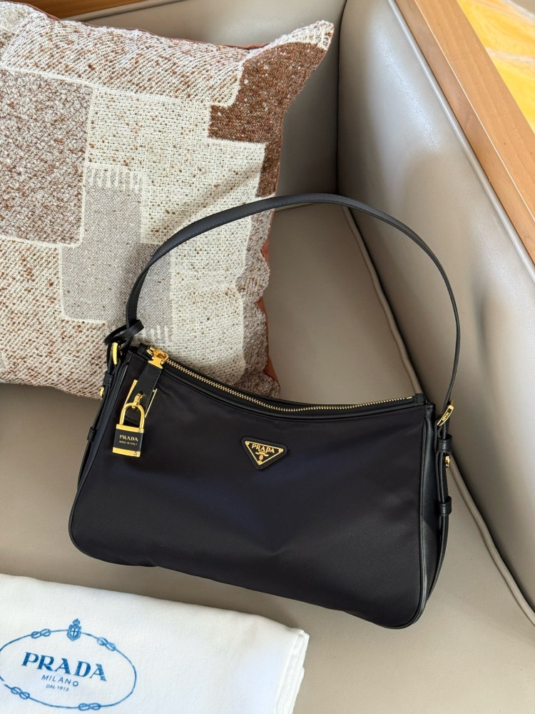 290 boxes
size：40*20cm
??? Recommended PRADA aimee
Prada has released a new model again
This underarm nylon cowhide handbag is also quite good!
The designer's inspiration is starting to shine again!
Lightweight nylon material paired with calf...