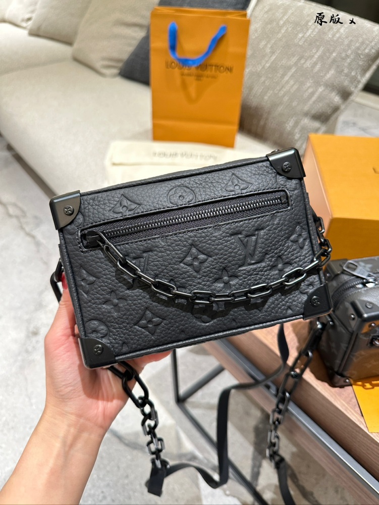 p265p285
LV Soft Box Package Black Warrior:
LV's soft box pack Black Warrior has a mysterious and cool temperament. The combination of black Monogram coated canvas and black leather showcases the brand's unique luxury charm. Its appearance is tough y...