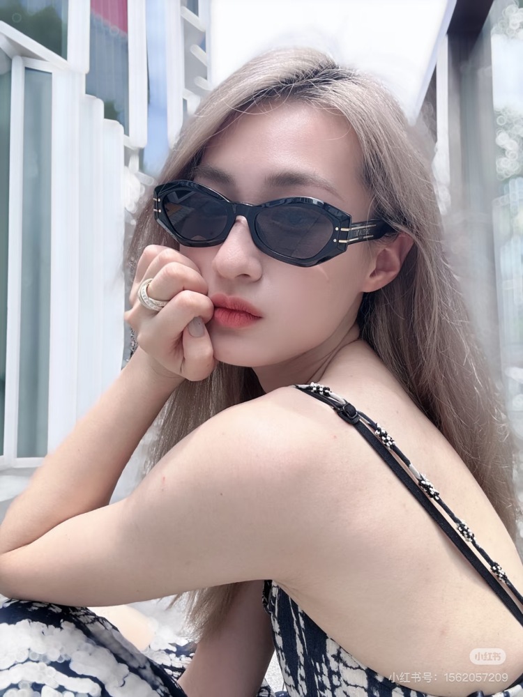 Pei Xiuzhi's Same Style | DIOR Concave Style that Looks Good on Anyone, Tian. Korean National Goddess Pei Xiuzhi Suzy's Same Style Sunglasses
DIOR #DIORSIGNATURE B1∪
Interpreting the gentle and mature Han Fan'er~
◆ Polygonal narrow frame, with a ...