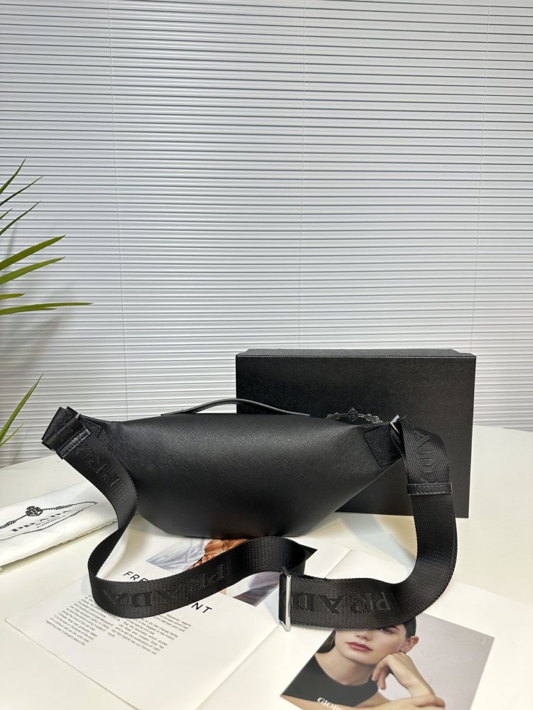 PRADA Waist Bag/Chest Bag Model 2VH 165 This waist bag design is not only practical, but also enhances the overall design sense, making it easy to raise the body proportion. The bag can be placed at the waist where it is, and it can also be used as a...