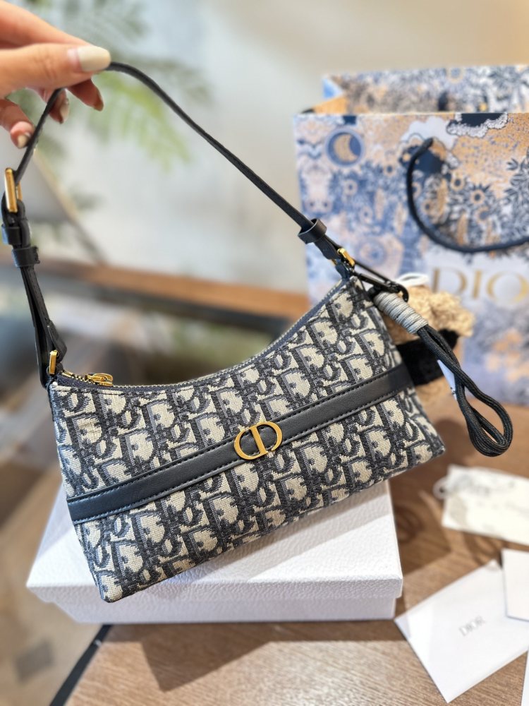 P260 pendant ? twenty
Dior's new underarm bag hobo
I personally really like the armpit bag, and Dior has released a new one. The half moon shaped one looks great and has a great capacity. Not only does it have a phone, but I also carry a small make...