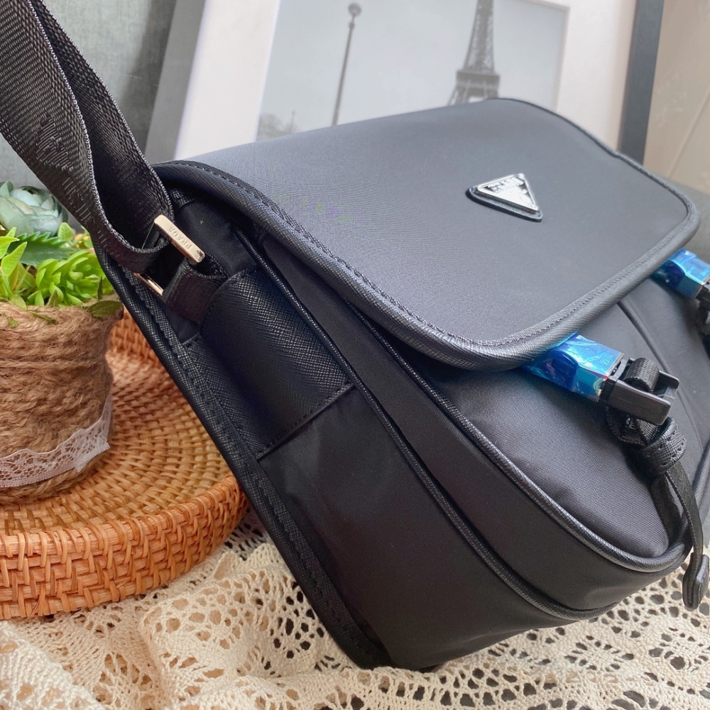 Prada's latest single shoulder crossbody bag has been shipped. It is a high-end luxury original board imported waterproof fabric with cross patterned cowhide, luxurious triangular mark hardware, lightweight and practical. The logo is clear and easy t...
