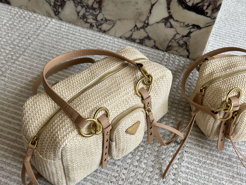 240, 155
size：30 14cm/16 13cm
Prada 2025 Latest Collection
I feel like it's really going to catch fire
Choosing between large and small sizes is difficult
Simple and sophisticated!