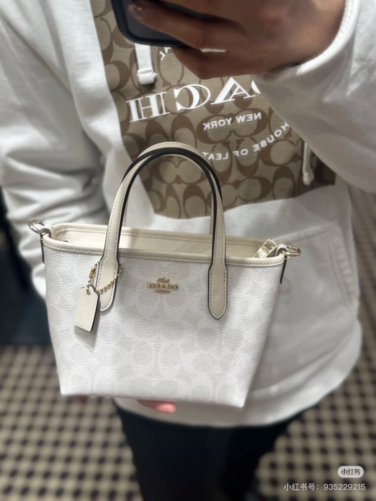 Coach | New Mini Tote Glacier White is too beautiful~
Gentle girl should have a girl's heart bag
Paired with long and wide shoulder straps, providing ample comfort
Retro and versatile~