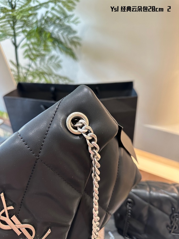 p260
YSL~Poplar Forest Cloud Pack
This Rocket armpit bag is suitable for commuting and dating Open the air field of Shangtuotuo and carry it all year round, versatile atmosphere bag, super great folding box packaging