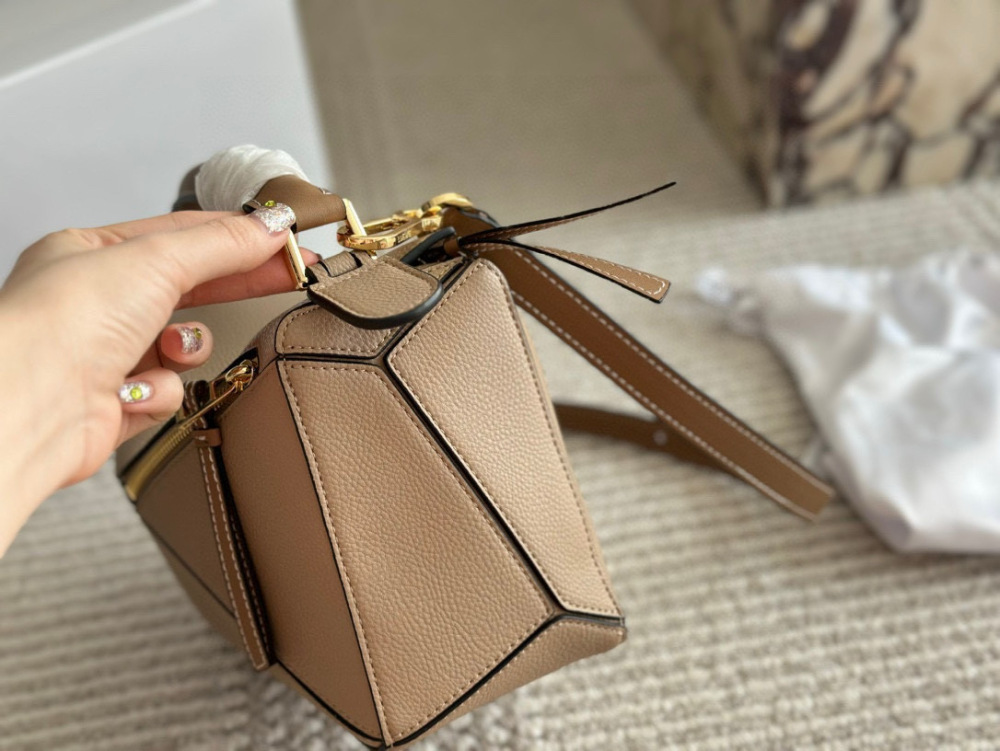 ￥225 
From now on, fans of the Luo family geometric bag family will surely be delighted with the addition of a bag to the Loewe puzzle. The classic geometric bag will once again attract fans with its mini bag! This time let's plant grass and see if ...